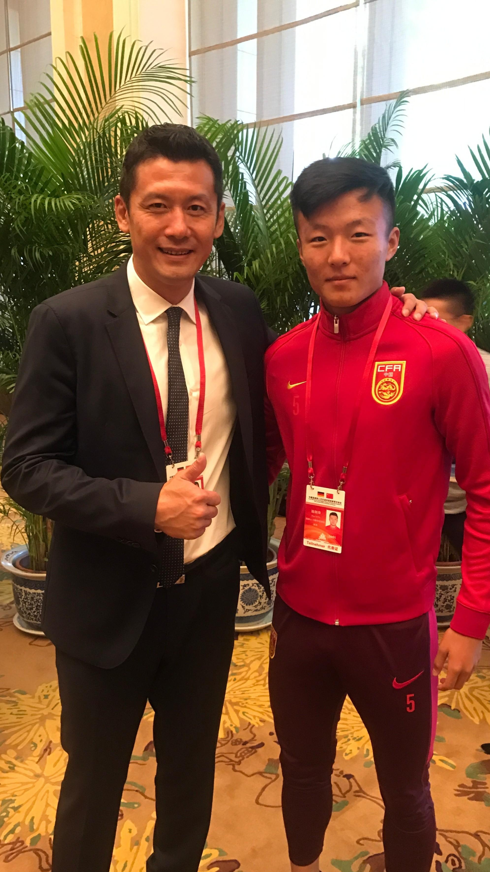 足球盛事引发球迷狂热，各队备战紧张