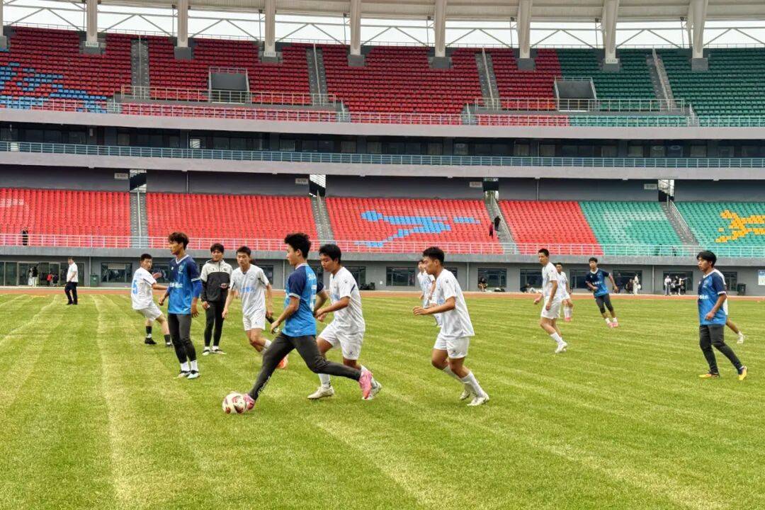 锦标争夺赛激烈，球队全力备战