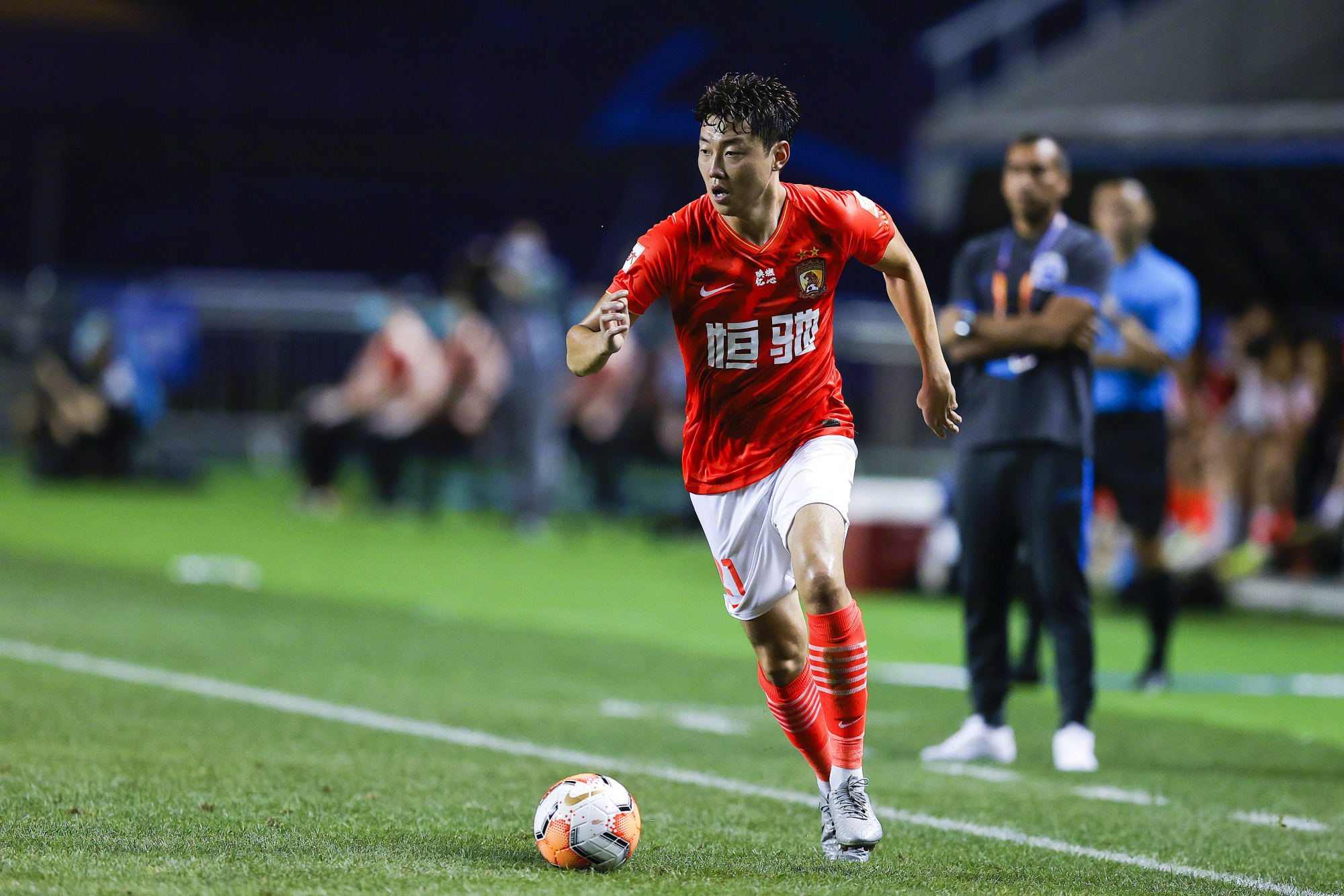 包含富力后卫发挥出色，场上指挥经验丰富的词条