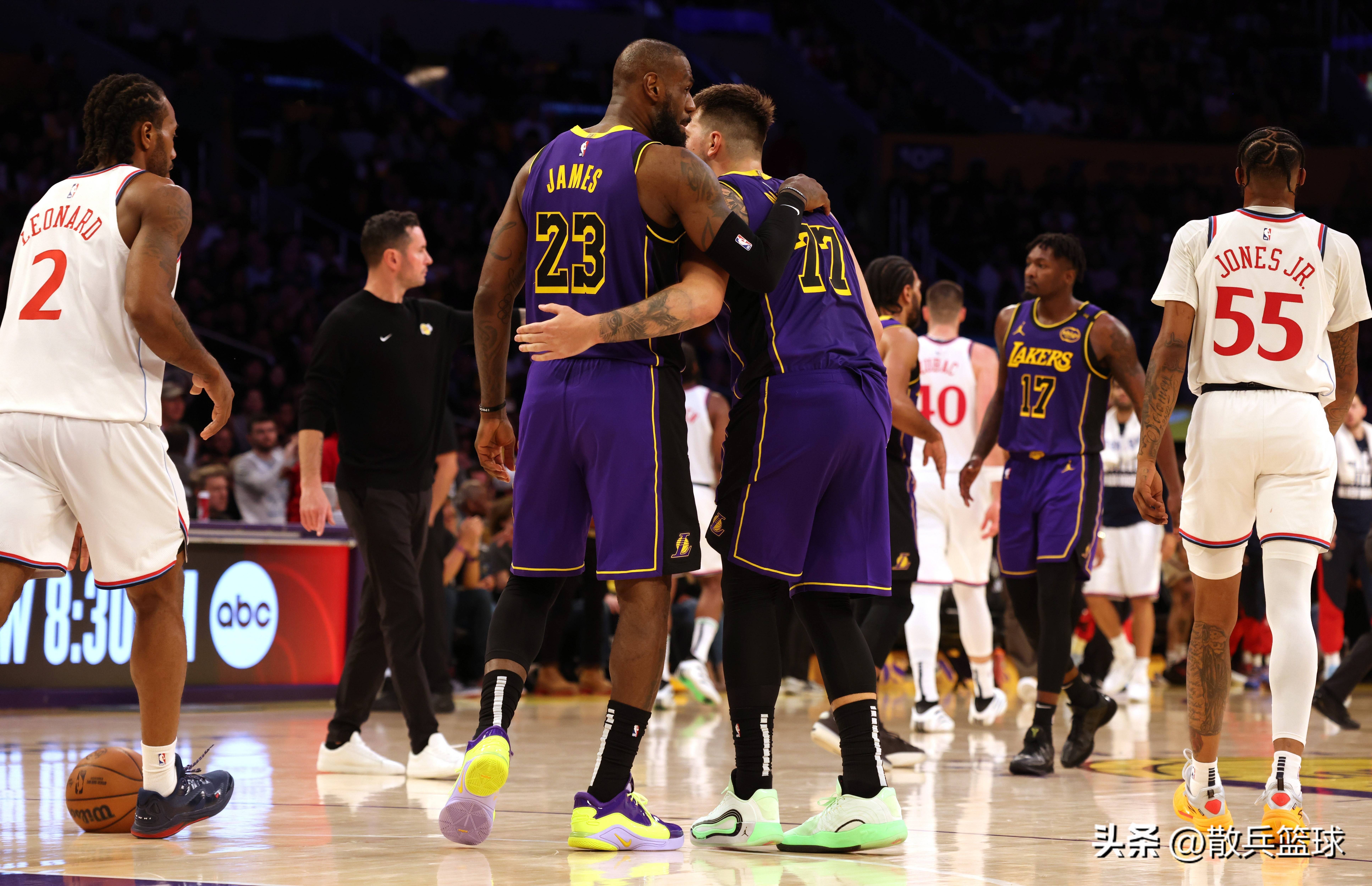 星空体育官方登录入口-快船击败湖人，迎来胜利