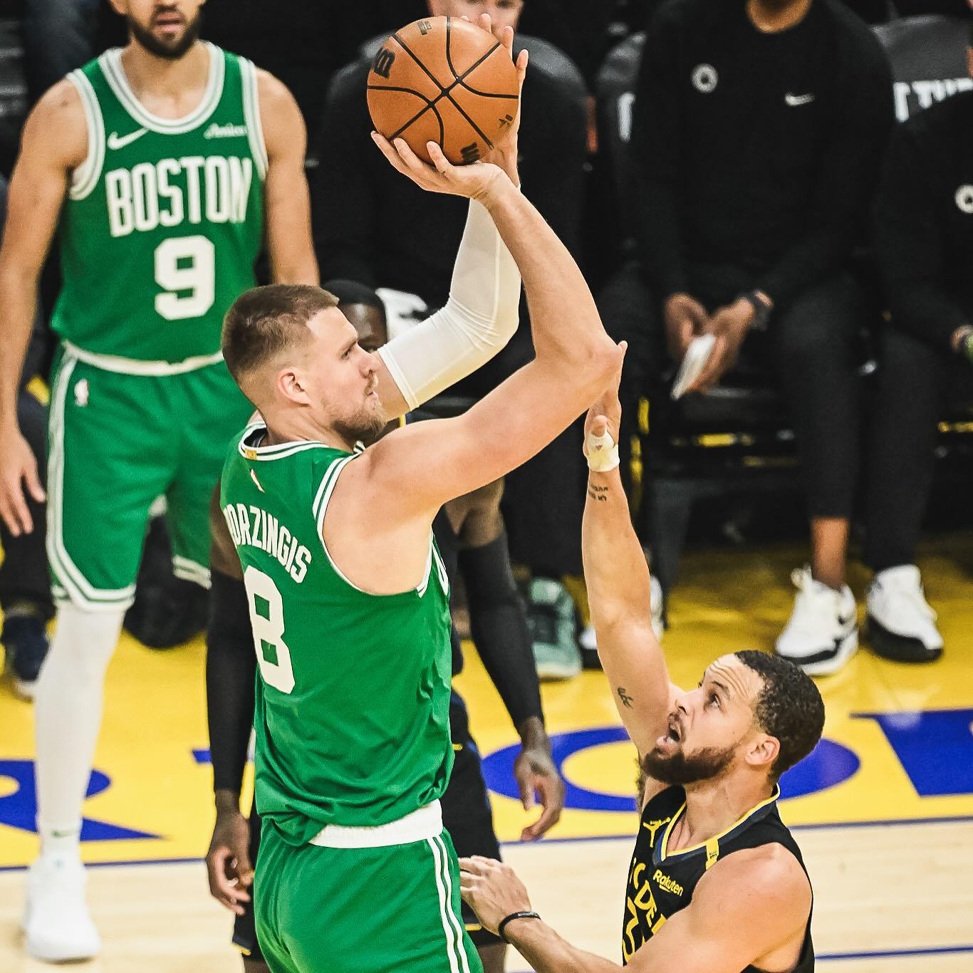 凯尔特人客场击败篮网，继续领跑