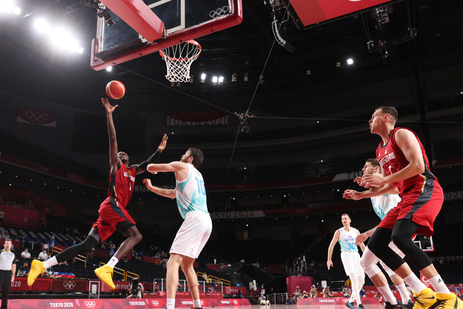 星空体育投注-斯洛文尼亚队实现惊艳逆转，携手晋级