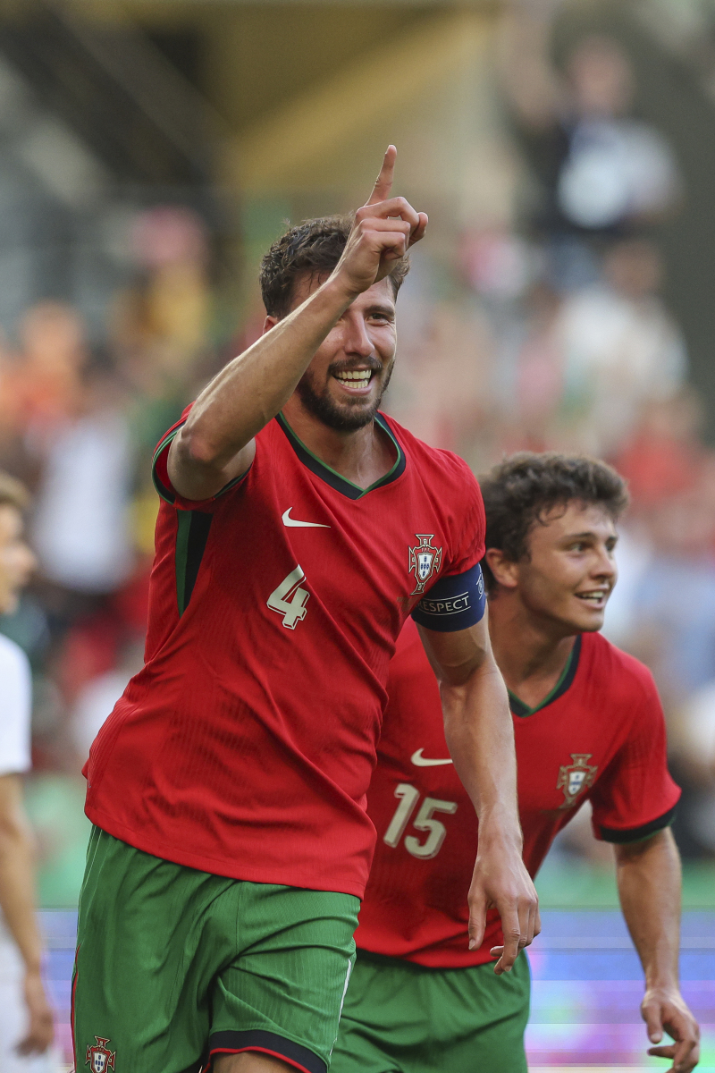 星空体育教练-包含葡萄牙队员勇猛无比，坚韧不拔争取胜利的词条