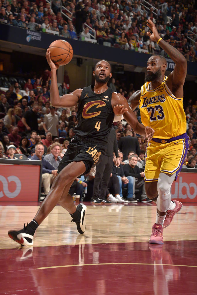 关于詹姆斯季后赛表现抢眼，骑士经历艰难晋级的信息