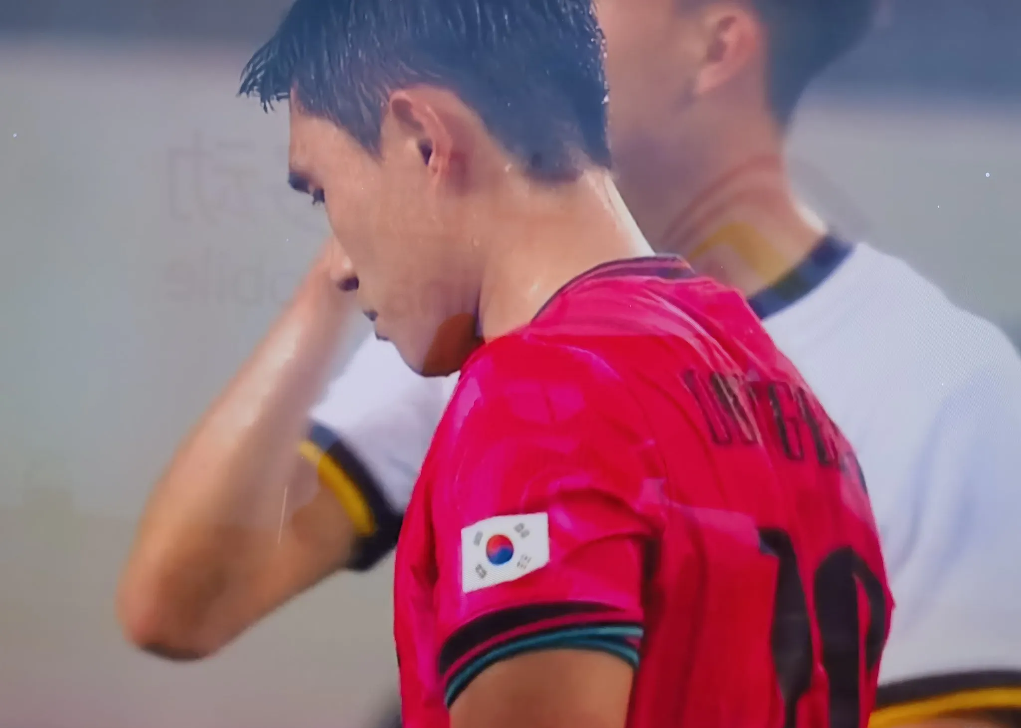 里尔领先被逆转，争议决定球迷愤怒的简单介绍